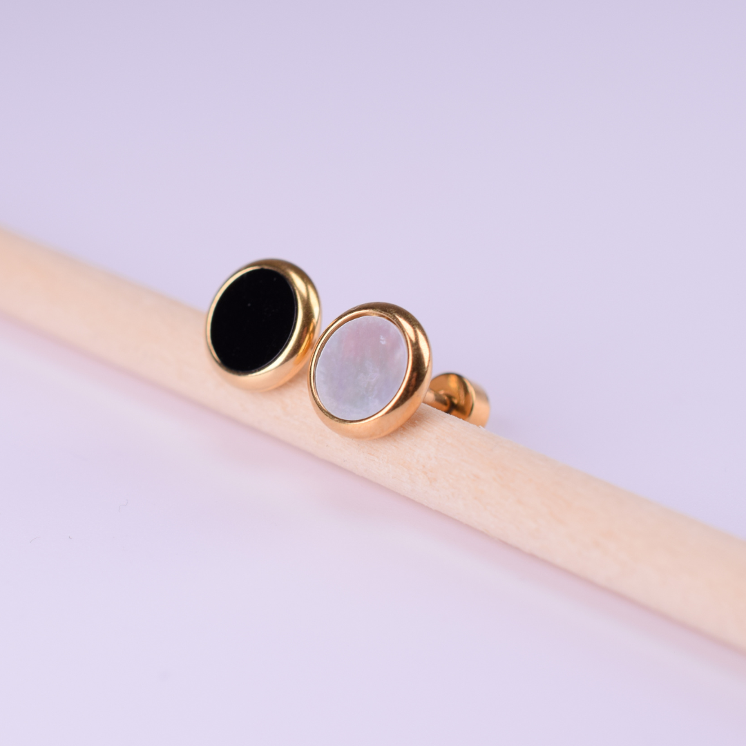 8mm Black circle studs - Gold