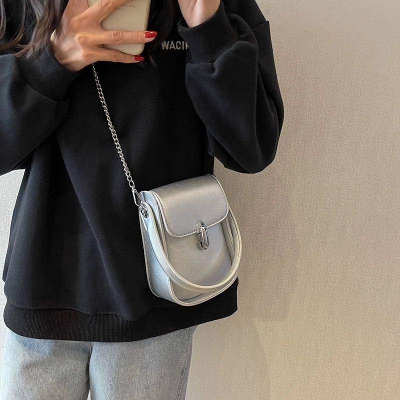 Women's Pu Leather Solid Color Streetwear Sewing Thread Chain Flip Cover Crossbody Bag