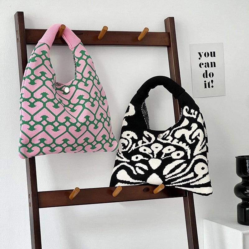 Women's Medium Polyester Printing Streetwear Dumpling Shape Buckle Handbag