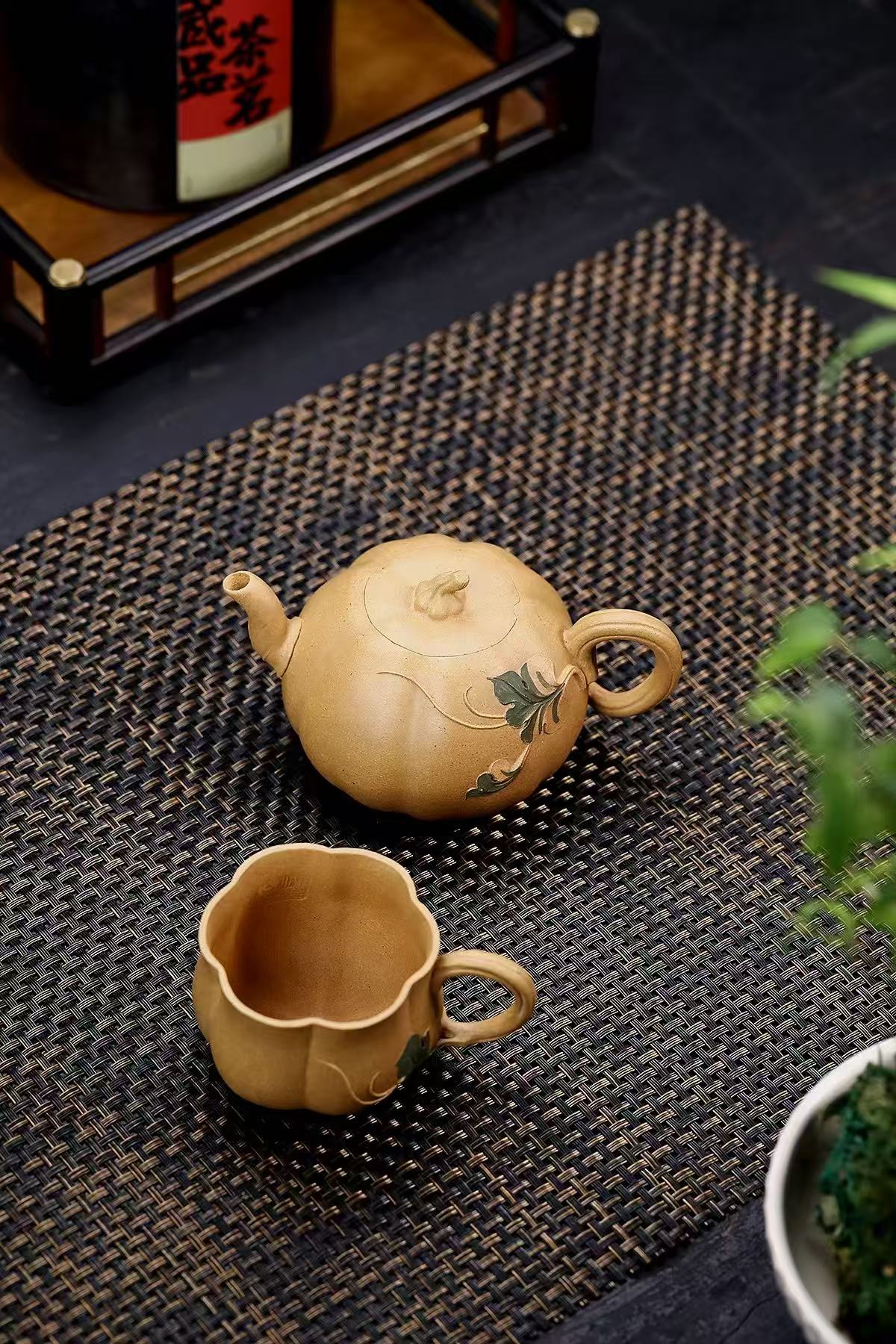 Yixing purple clay gourd teapot from China