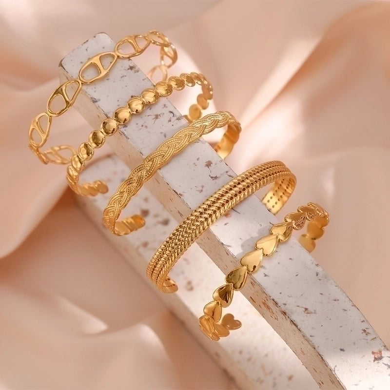 Retro Stripe Heart Shape 304 Stainless Steel 18K Gold Plated Bangle In Bulk