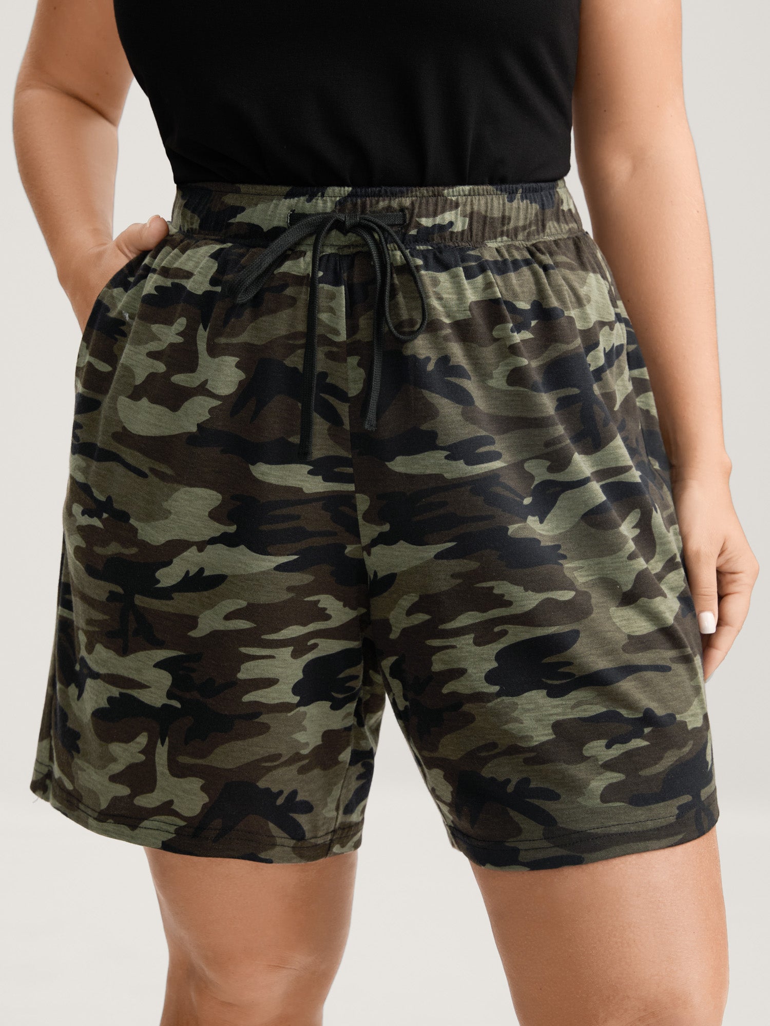 Camouflage Print Drawstring Straight-Leg Shorts