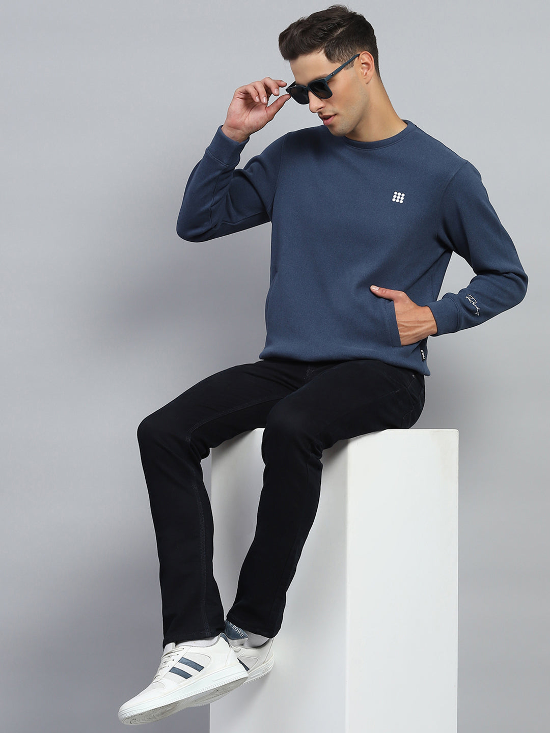 Men Blue Solid Round Neck Full Sleeve Sweatshirt