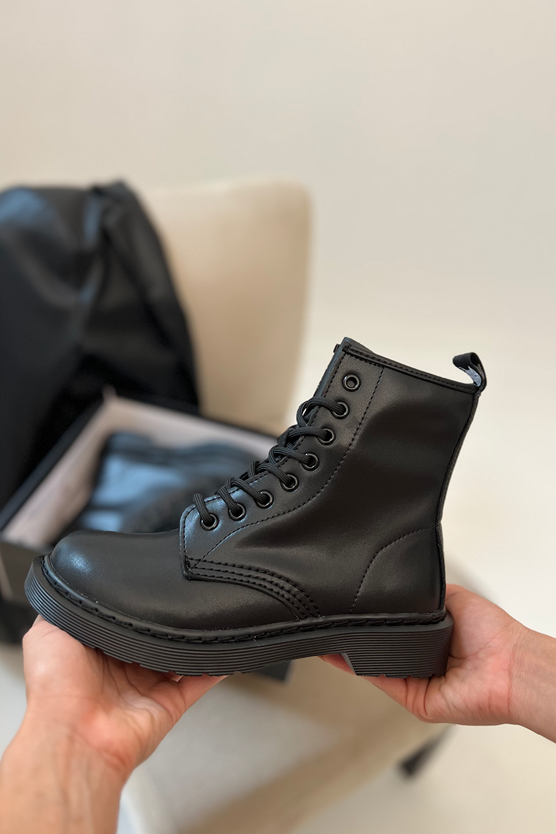 Total Black Combats
