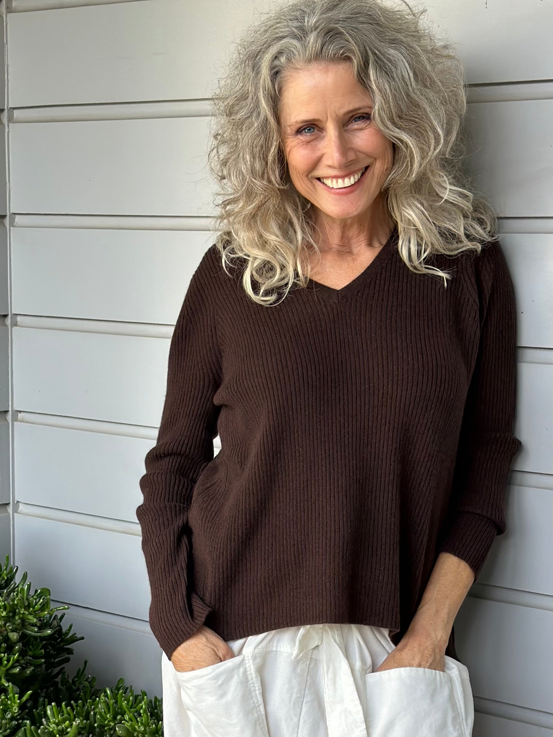 ribbed v neck cashmere  -chocolate