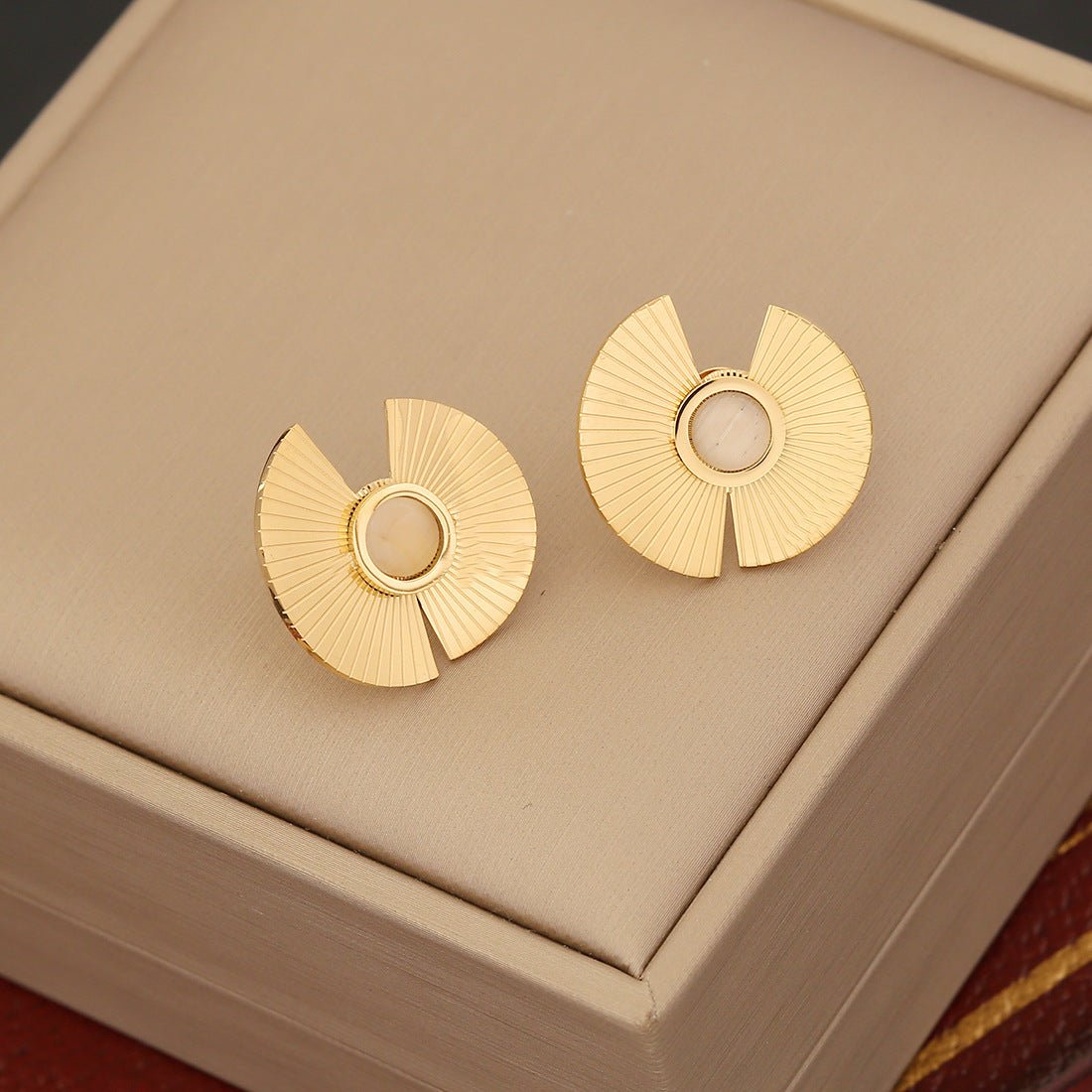 Expressive Geometric Stainless Steel Electroplating Necklaces