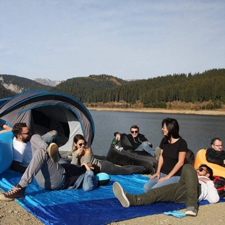 Lightweight sandless beach mat