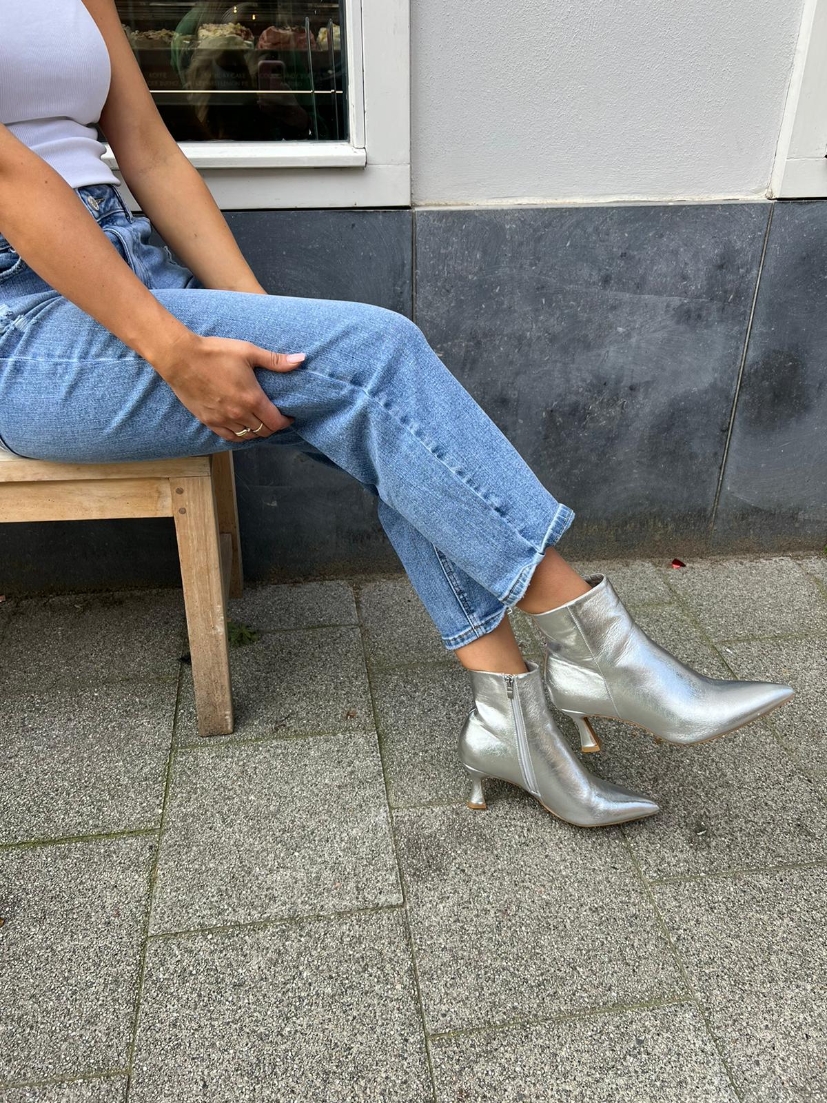Metallic boots silver