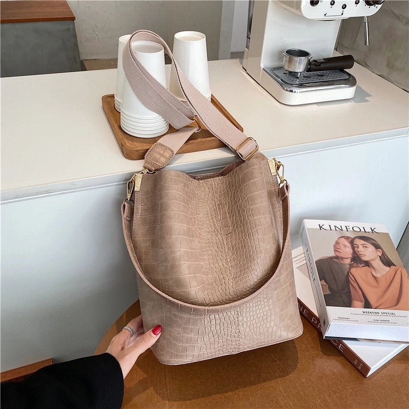 Fashionable Stylish One Shoulder Bag 2024 New Fashionable Temperament Underarm Bag Casual All-Matching Wide Shoulder Strap Bucket Bag