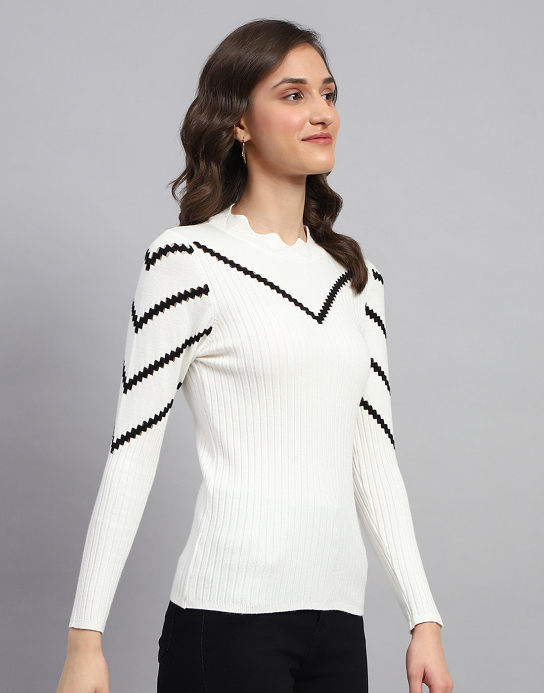 Women White Solid Round Neck Full Sleeve Sceavy