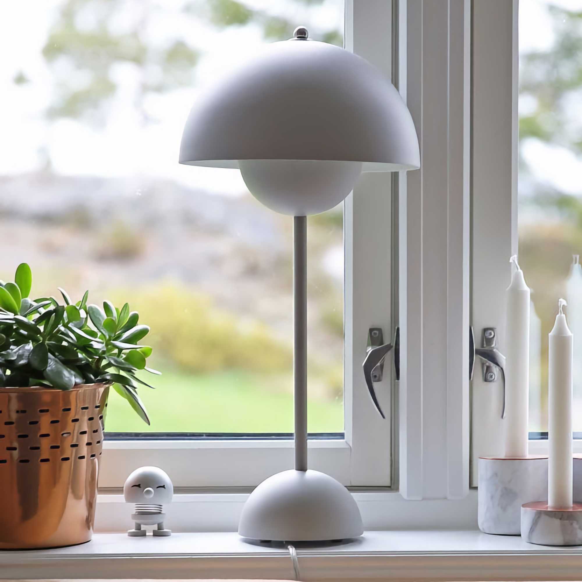 VP3 Flowerpot table lamp. Matt Light Grey