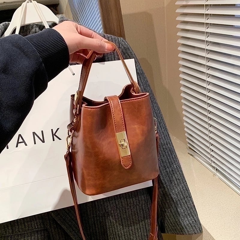 Women's Pu Leather Solid Color Vintage Style Bucket Buckle Shoulder Bag