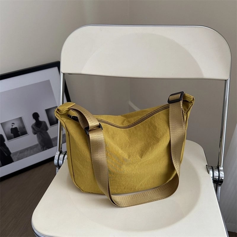 Women's Medium Canvas Solid Color Basic Classic Style Dumpling Shape Zipper Crossbody Bag
