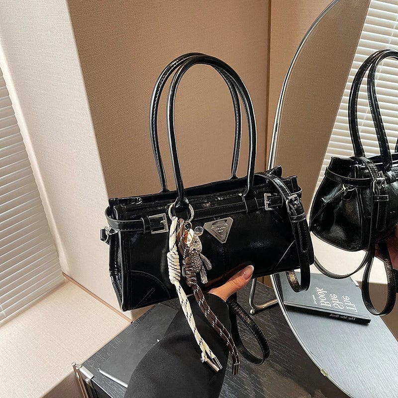 Women's Medium Pu Leather Solid Color Streetwear Sewing Thread Square Zipper Underarm Bag