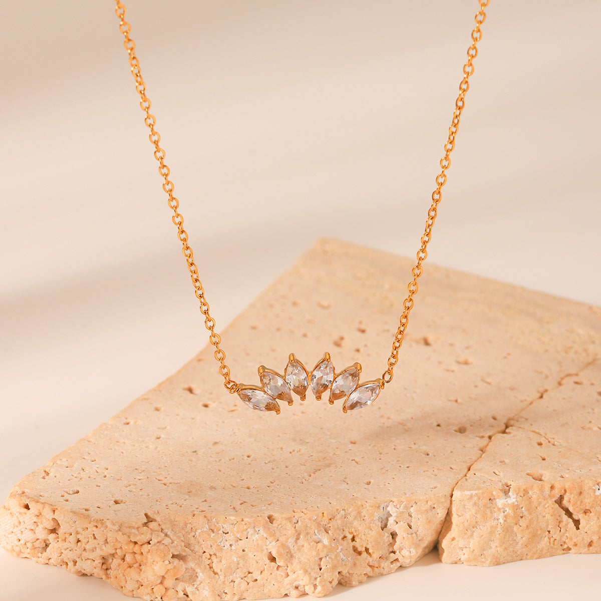 Fashion Exquisite Stainless Steel Inlaid Zircon Pendant Necklace Female Clavicle Chain Titanium Steel Necklace