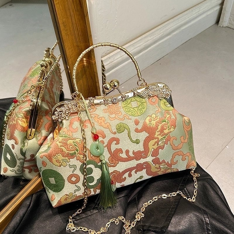 Women's Medium Pu Leather Flower Elegant Classic Style Sewing Thread Shell Clasp Frame Crossbody Bag