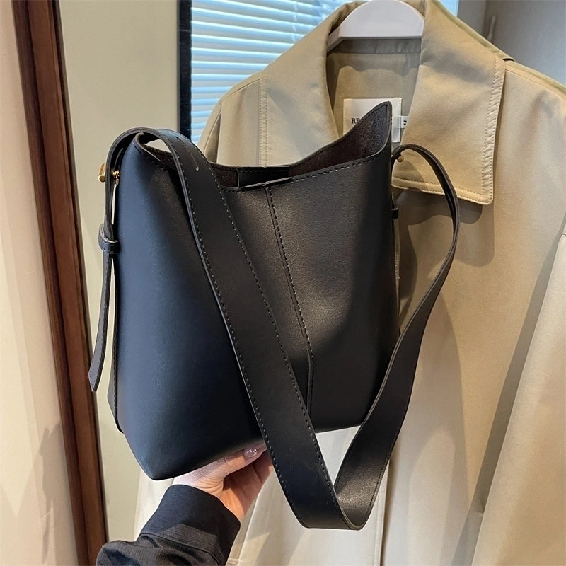 Women's Solid Color Streetwear Bucket Magnetic Buckle Underarm Bag
