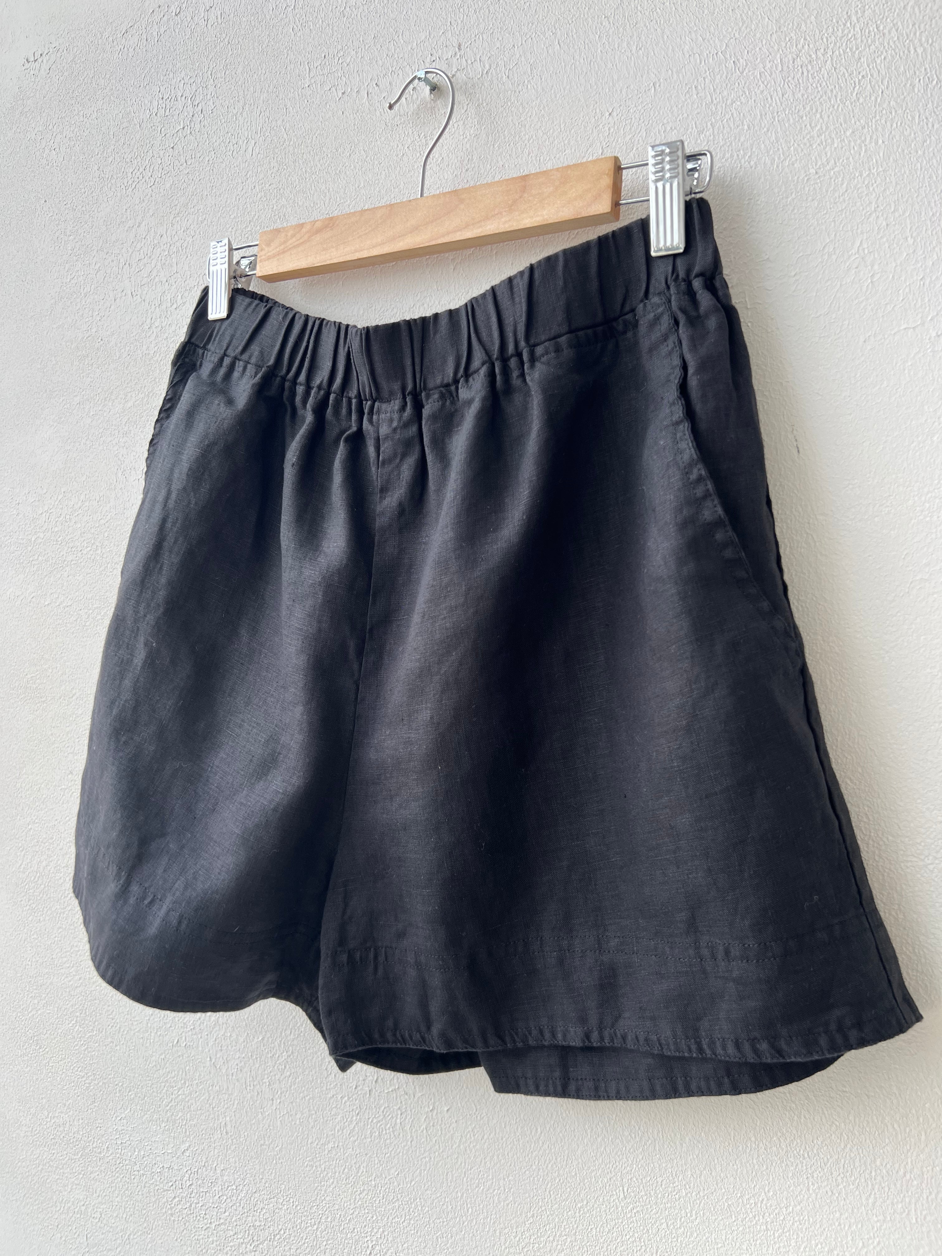 abbey short - black linen
