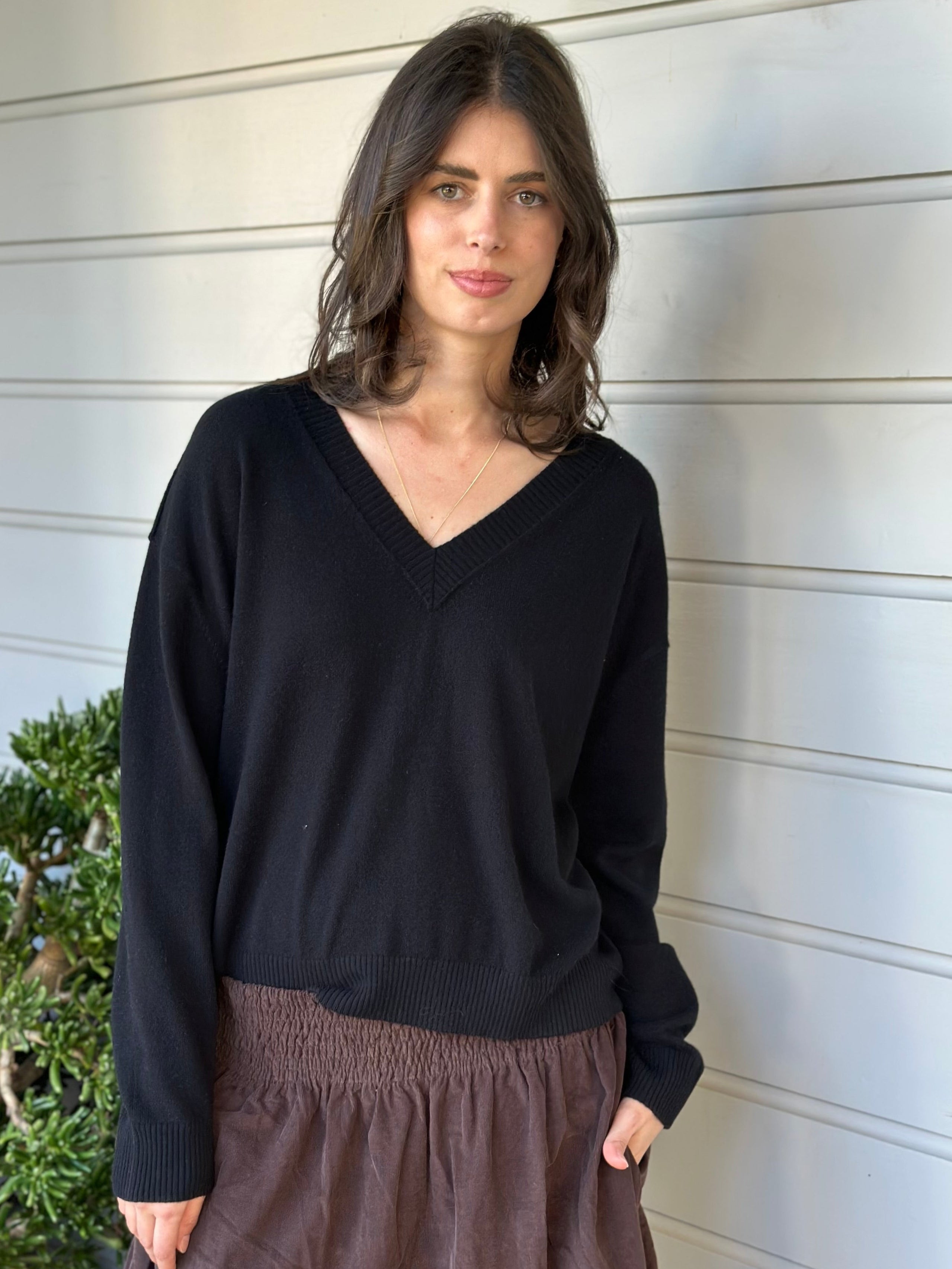 mavis v neck knit- -black cashmere