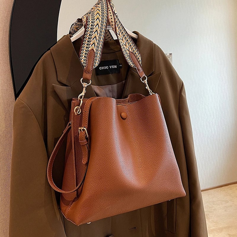 Women's Medium Pu Leather Solid Color Streetwear Bucket Magnetic Buckle Crossbody Bag