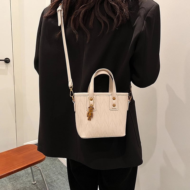 Women's Pu Leather Solid Color Classic Style Sewing Thread Square Zipper Shoulder Bag