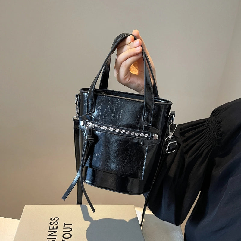 Women's Pu Leather Solid Color Classic Style Streetwear Sewing Thread Bucket Zipper Handbag