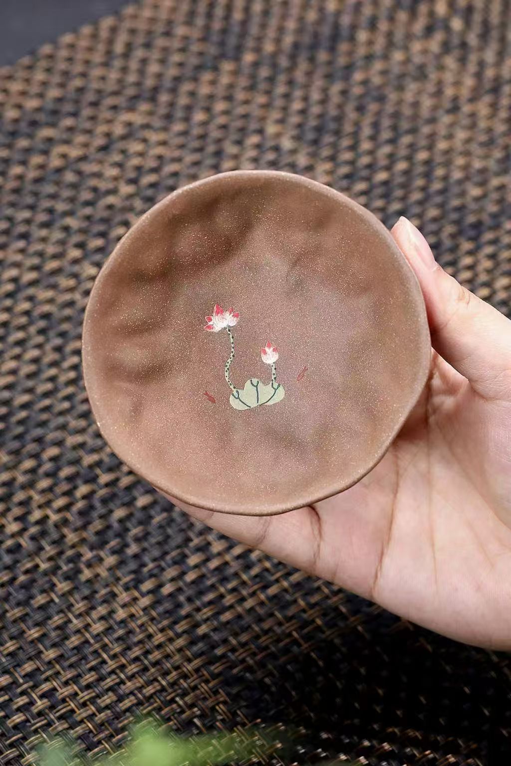 Drinking alone from a withered lotus  Original quarry of green-gray mud