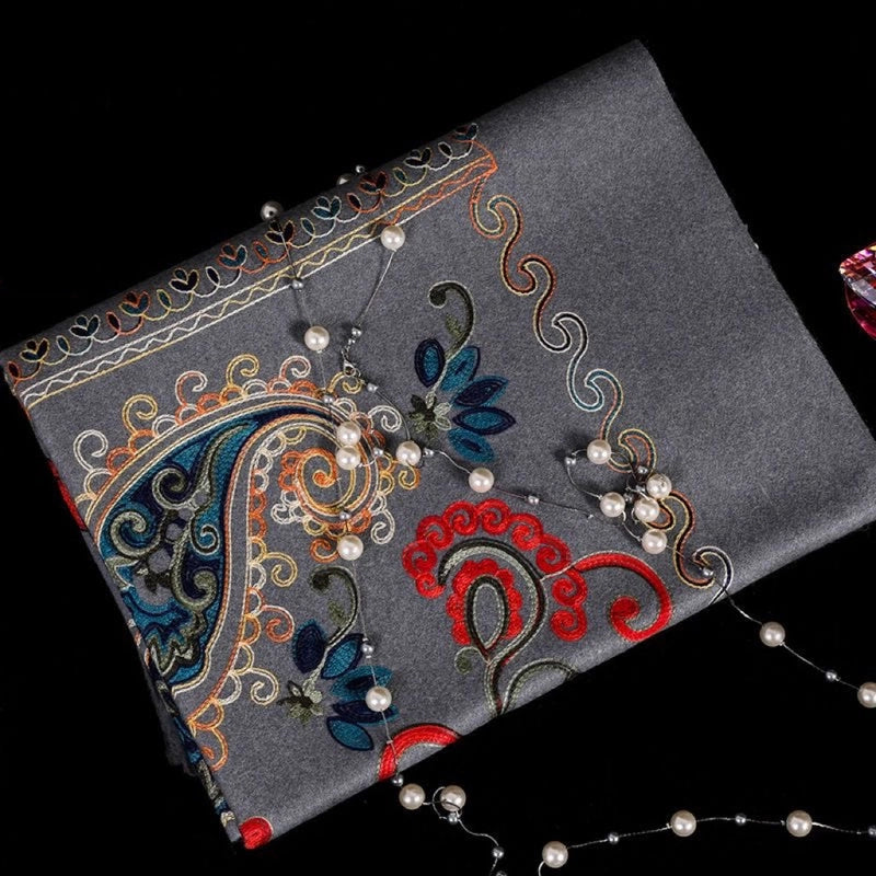 Women's Minimalist Flower Imitation Cashmere Embroidery Scarf