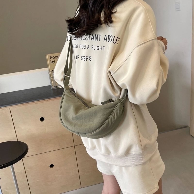 Women's Medium Cloth Solid Color Classic Style Streetwear Zipper Crossbody Bag