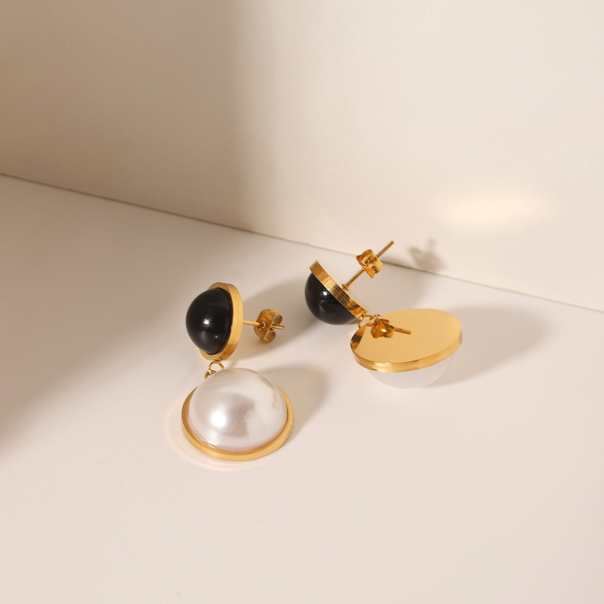 Retro Round Earrings Design Stainless Steel Inlaid Obsidian Earrings Half-Circle Pearl Earrings