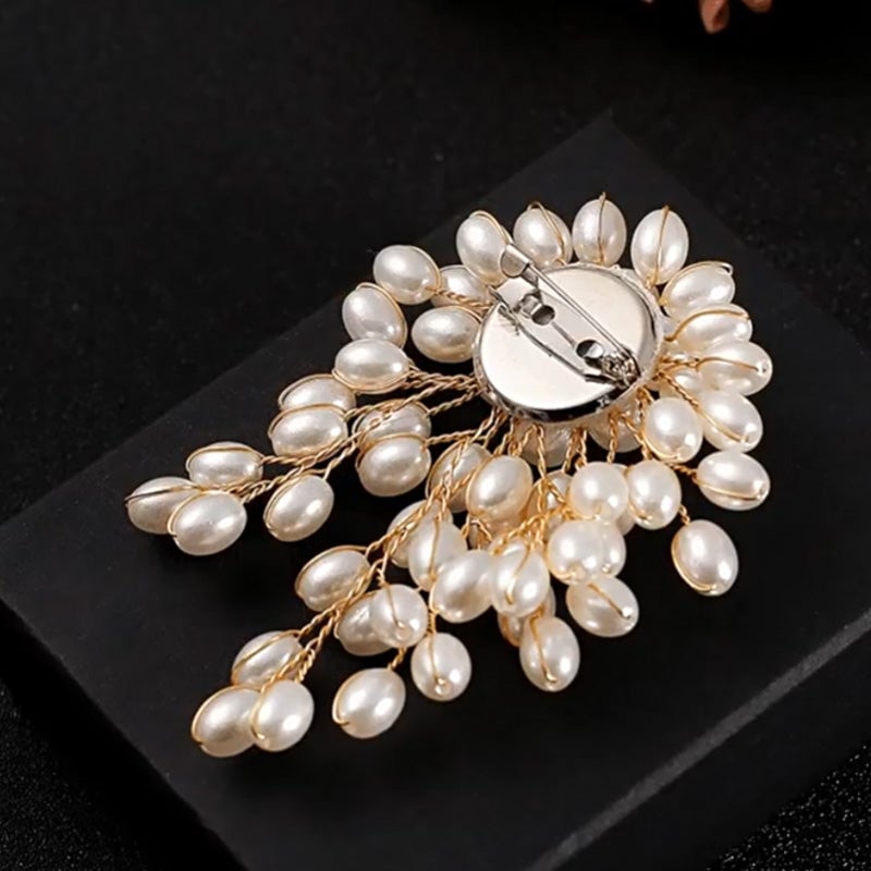 Elegance Redefined: The Pearl Brooch Every Classy Woman Needs! ✨