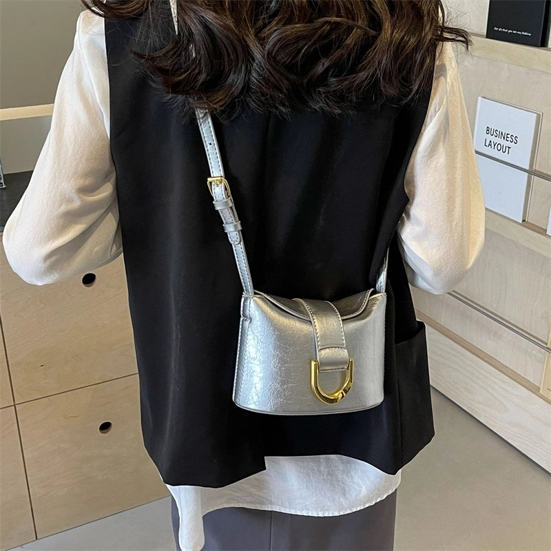 Women's Pu Leather Solid Color Classic Style Sewing Thread Magnetic Buckle Crossbody Bag