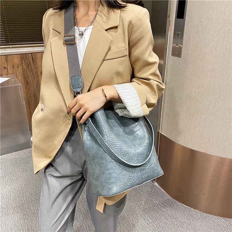 Fashionable Stylish One Shoulder Bag 2024 New Fashionable Temperament Underarm Bag Casual All-Matching Wide Shoulder Strap Bucket Bag