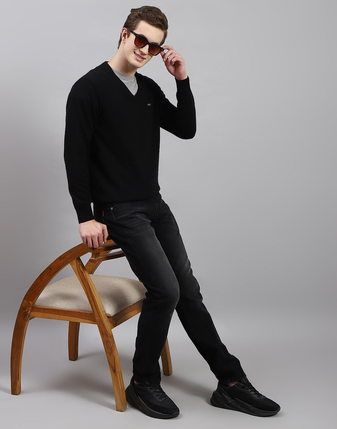 Men Black Solid V Neck Full Sleeve Pullover