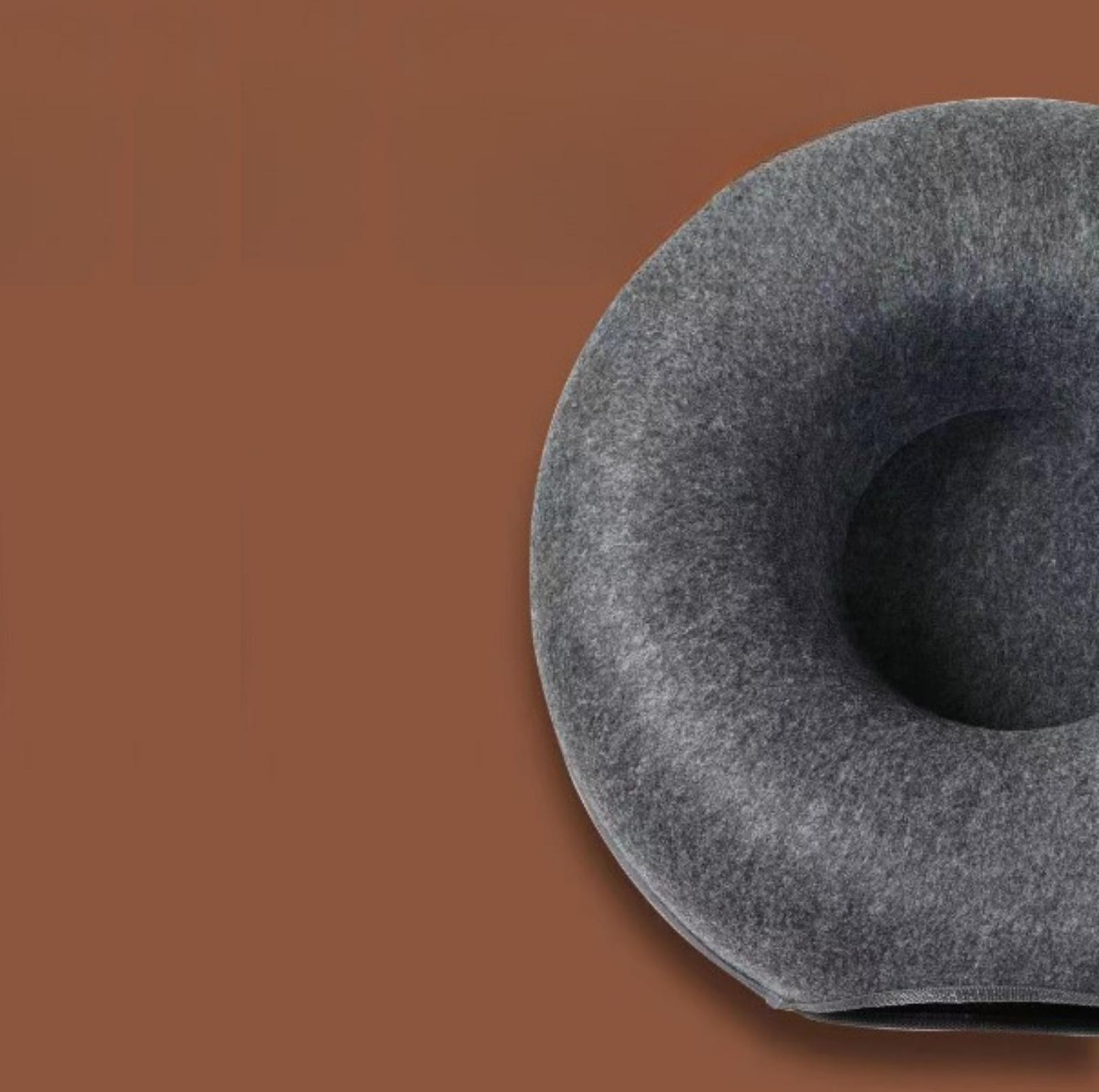 All-Season Donut-Shaped Felt Tunnel Cat Bed