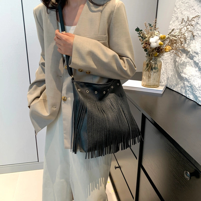 Women's Large Pu Leather Solid Color Vacation Classic Style Tassel Sewing Thread Square Magnetic Buckle Shoulder Bag