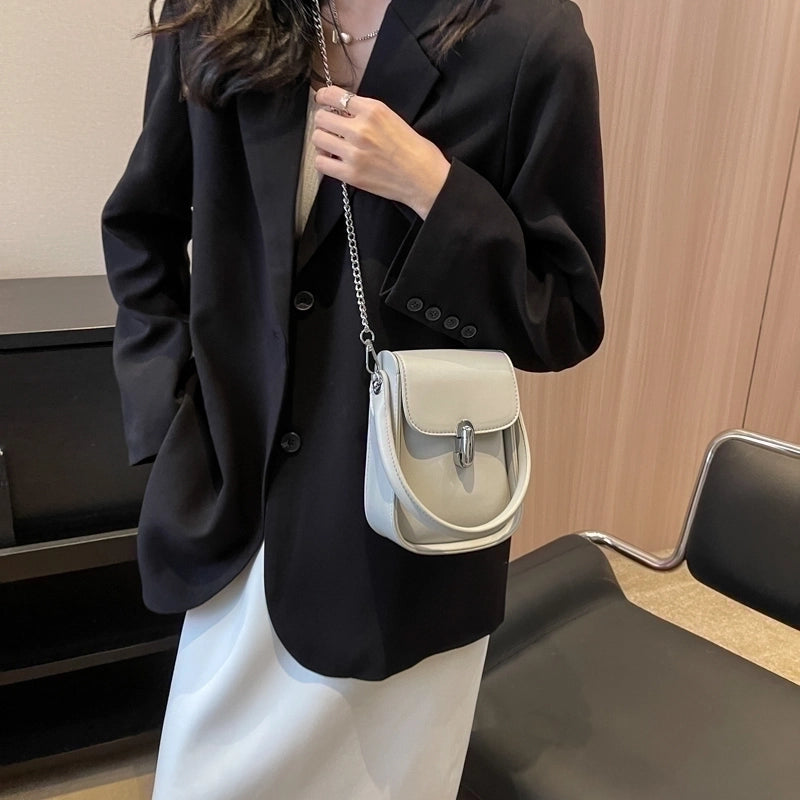 Women's Pu Leather Solid Color Streetwear Sewing Thread Chain Flip Cover Crossbody Bag