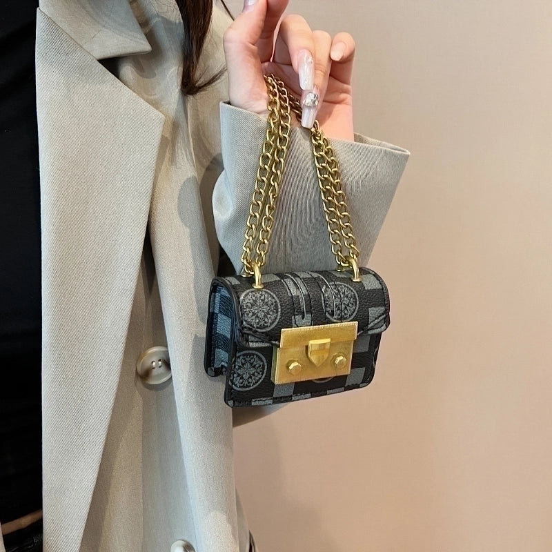 Women's All Seasons Pu Leather Solid Color Cute Vintage Style Streetwear Sewing Thread Square Lock Clasp Chain Bag