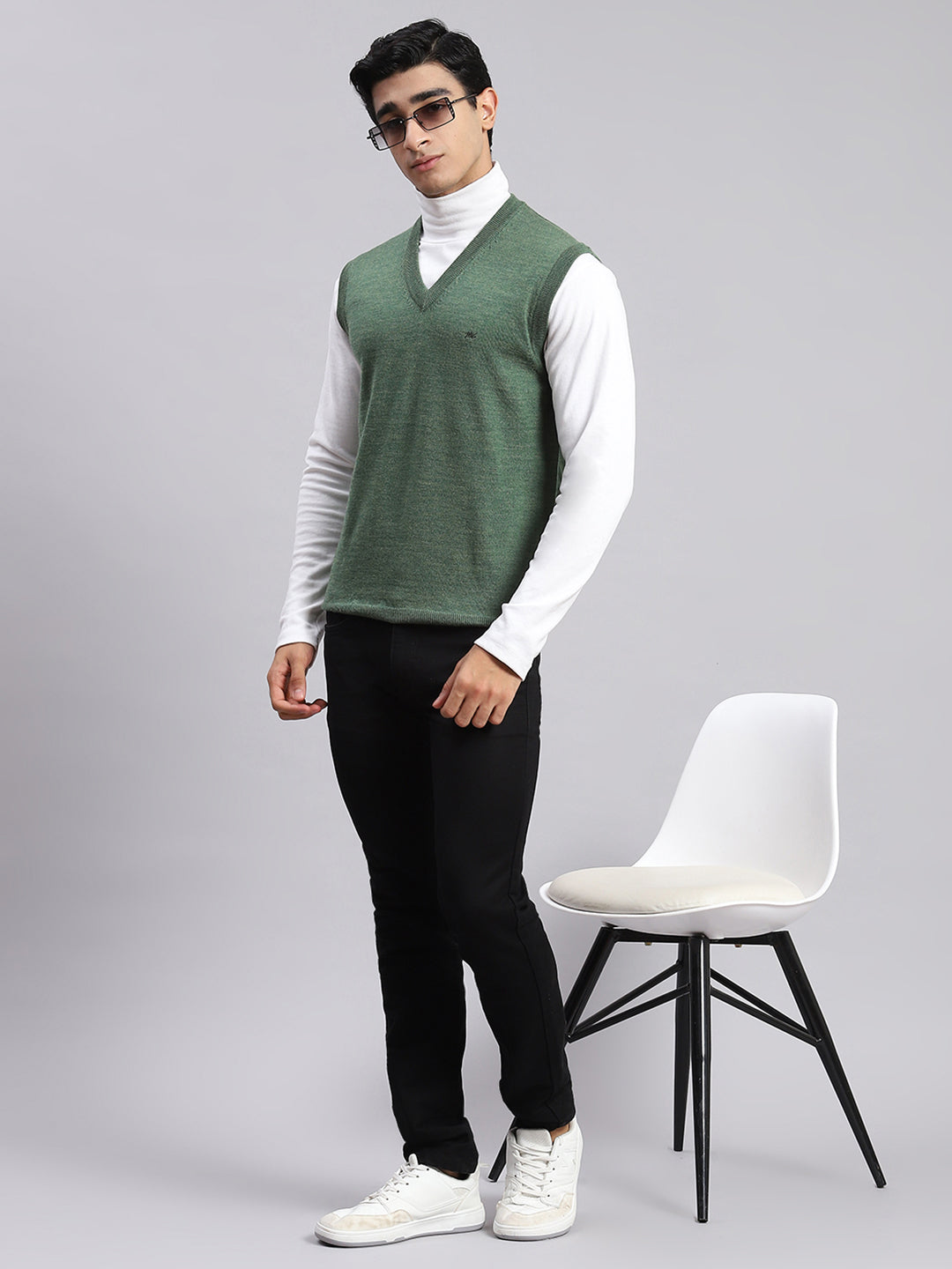 Men Green Solid V Neck Sleeveless Sweater