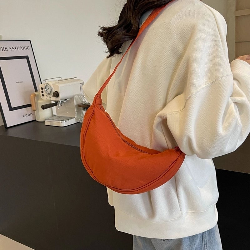 Women's Medium Cloth Solid Color Classic Style Streetwear Zipper Crossbody Bag