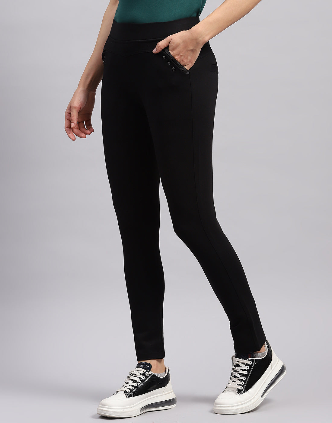 Women Black Solid Regular Fit Jegging