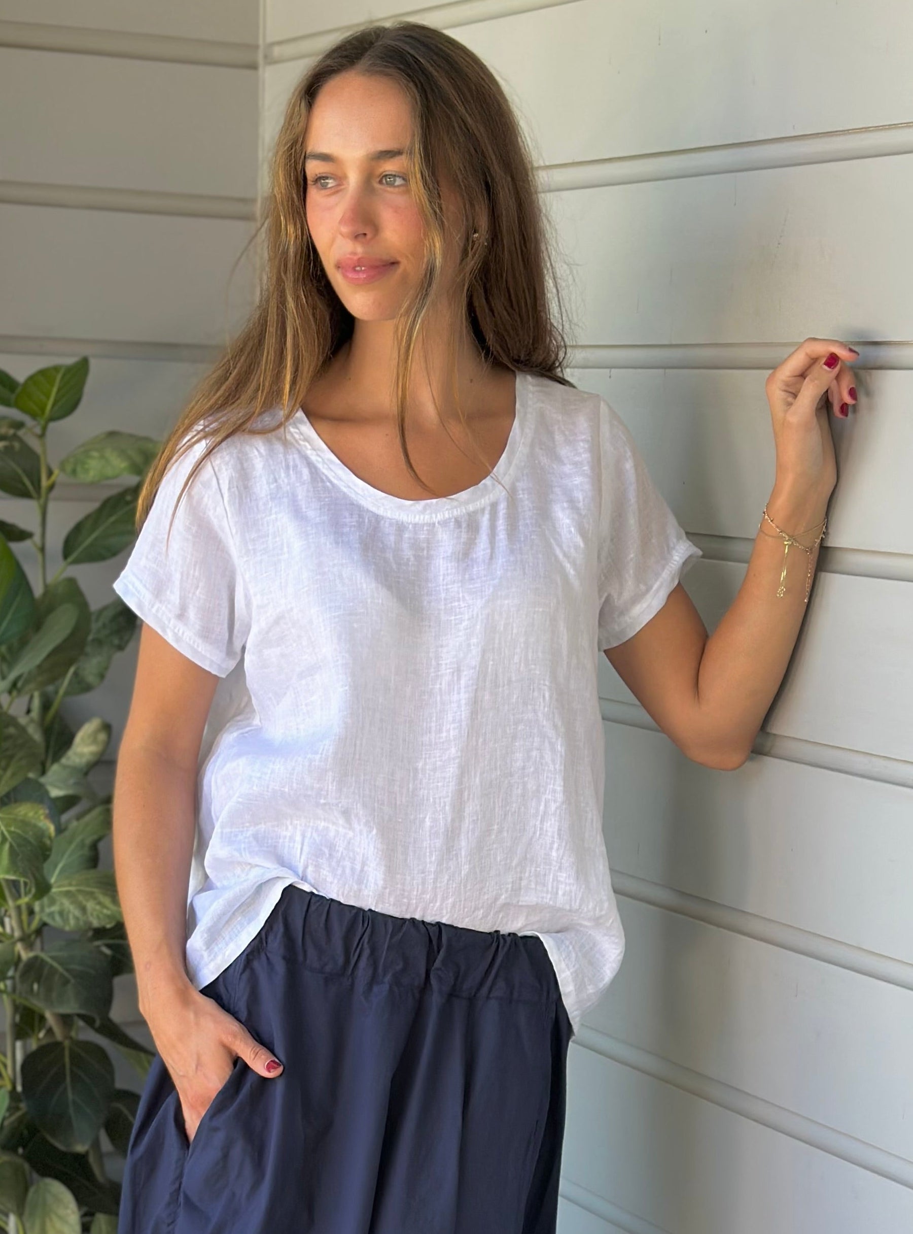 ellie round neck-white linen