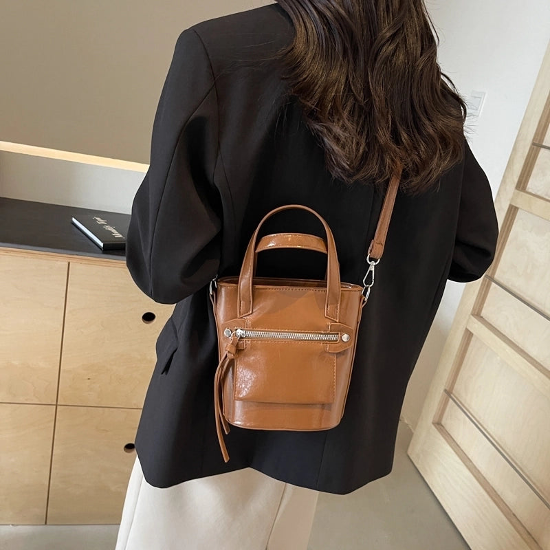 Women's Pu Leather Solid Color Classic Style Streetwear Sewing Thread Bucket Zipper Handbag