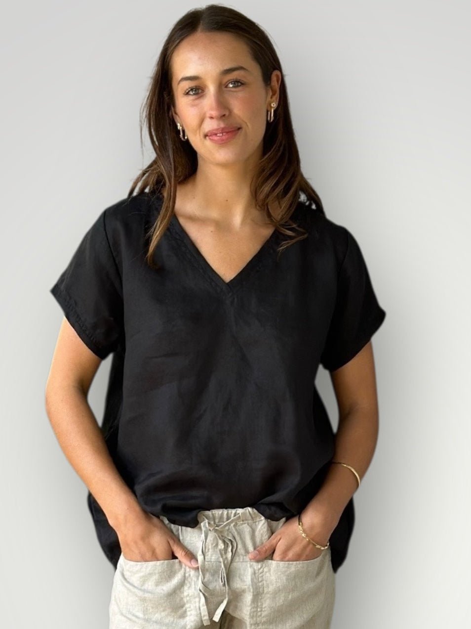 ellie v neck -black linen