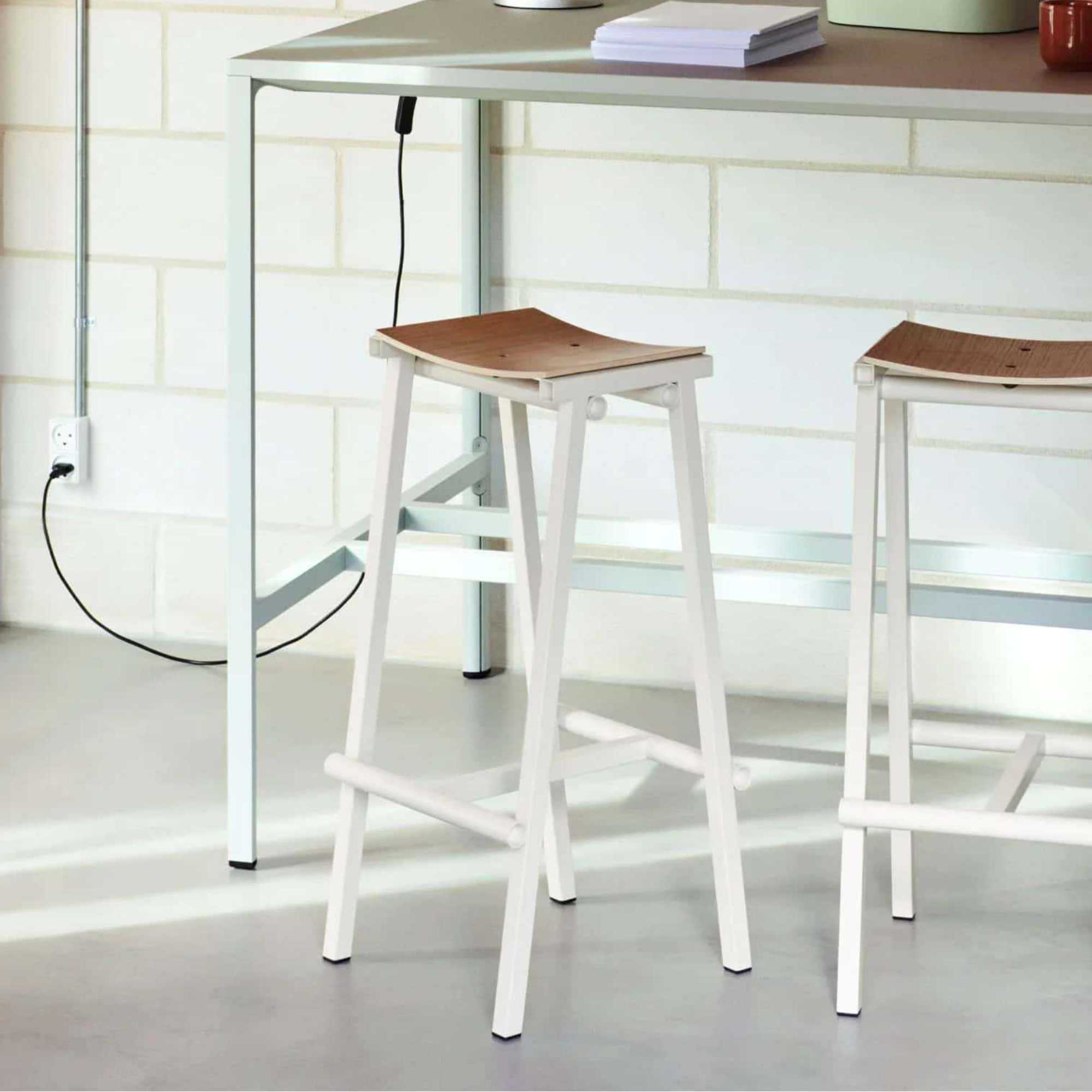 Taburete 8 counter stool. Eggshell