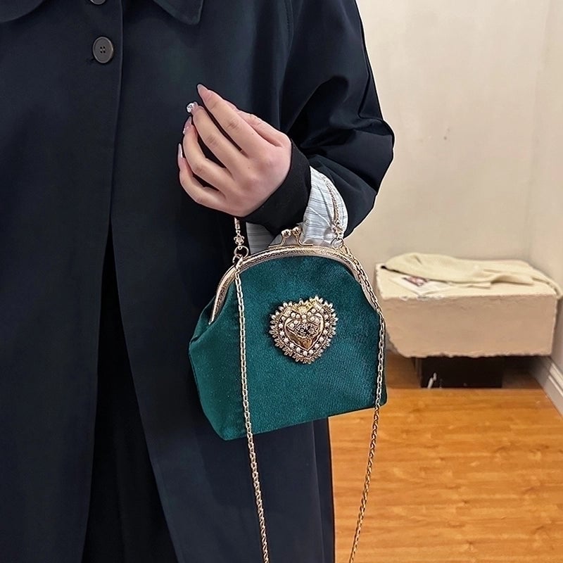Women's Gold Velvet Heart Shape Solid Color Elegant Sewing Thread Chain Shell Buckle Evening Bag