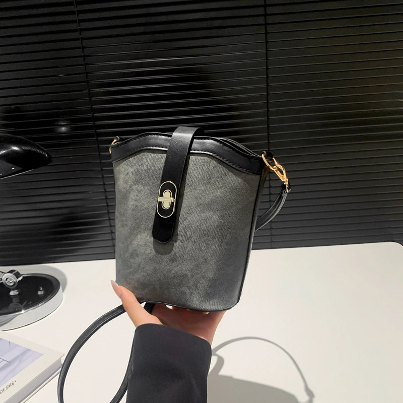 Women's Pu Leather Solid Color Streetwear Bucket Magnetic Buckle Shoulder Bag