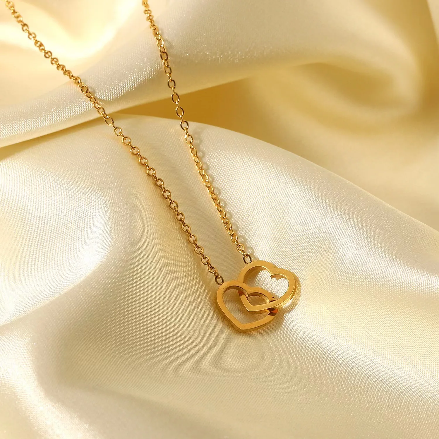 women love necklace. heart-shaped stainless steel necklace. double heart-shaped pendant necklace