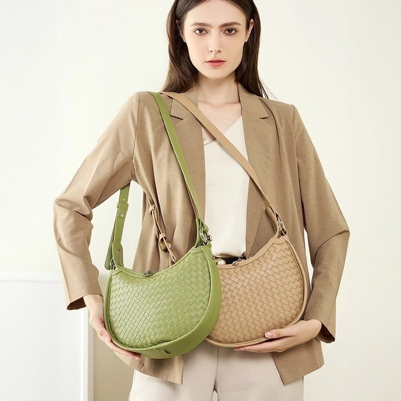 Women's Medium Two-Layer Cowhide Leather Solid Color Basic Classic Style Pillow Shape Zipper Underarm Bag