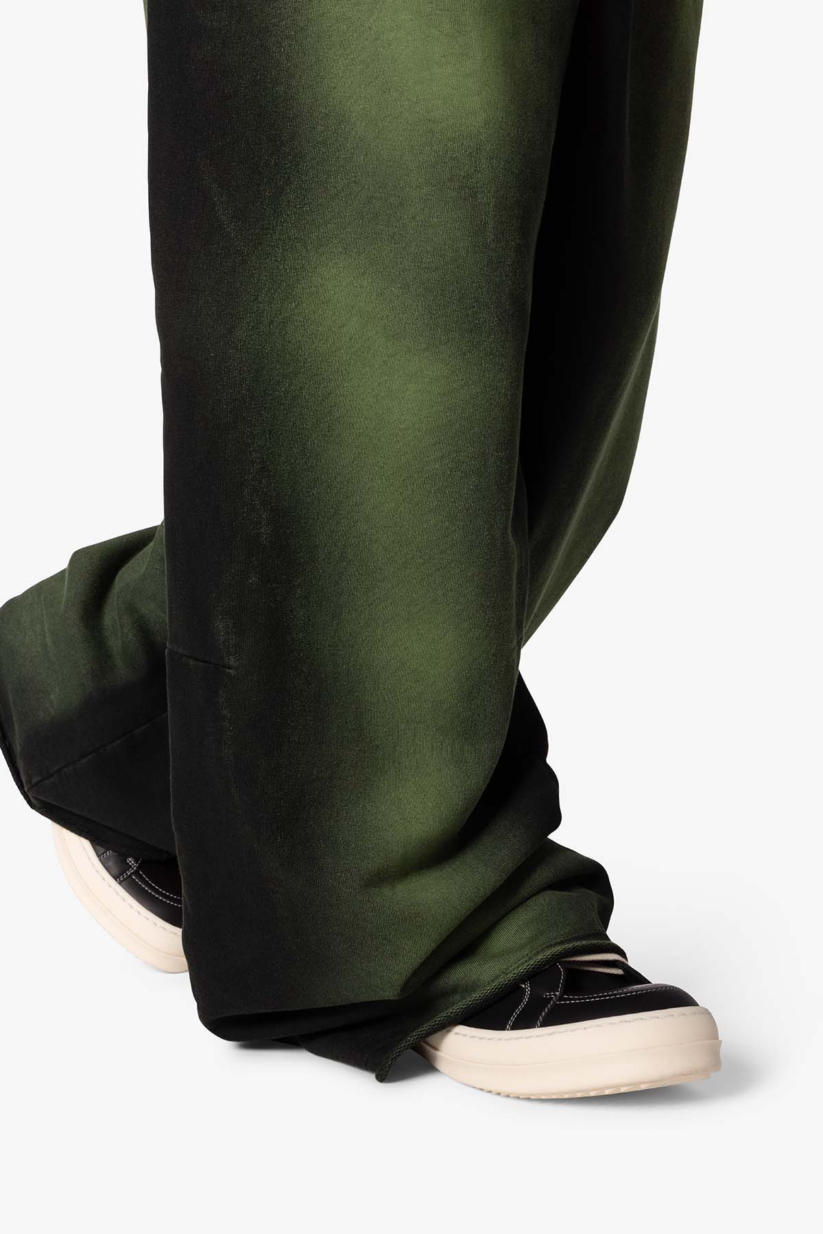 Sprayed Ultra Baggy Sweatpants - Olive/Black